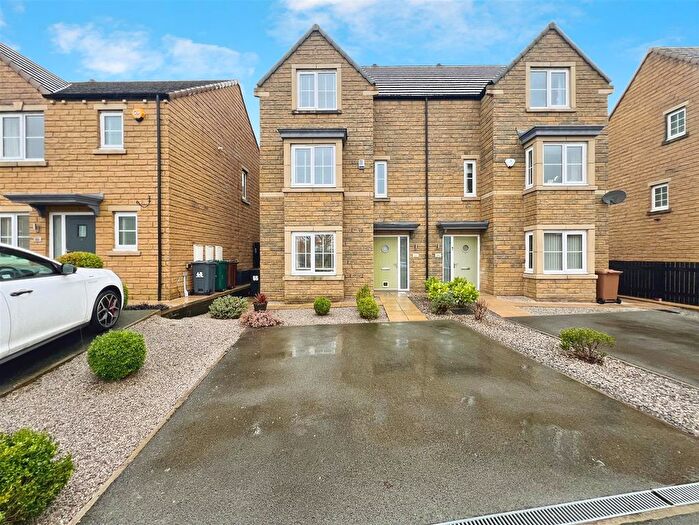 4 Bedroom Semi Detached House For Sale In Sandhill Fold, Idle, Bradford, BD10