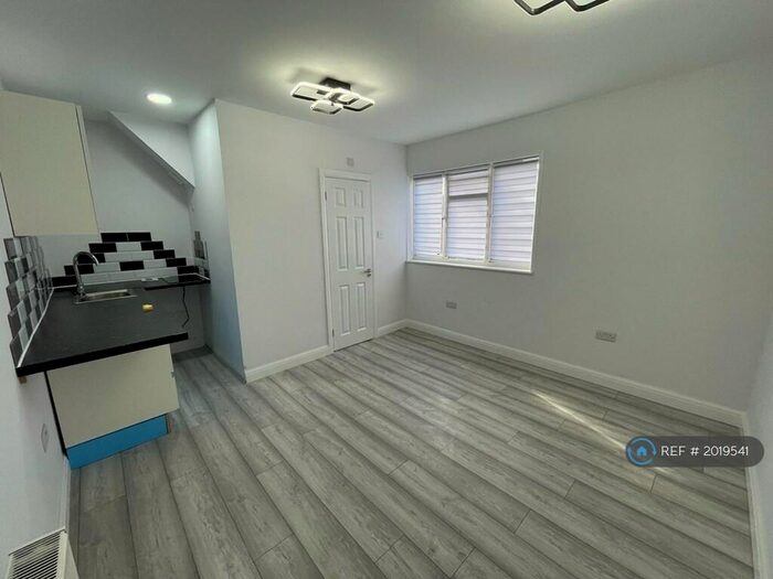 Studio To Rent In Seven Sisters Road, London, N4