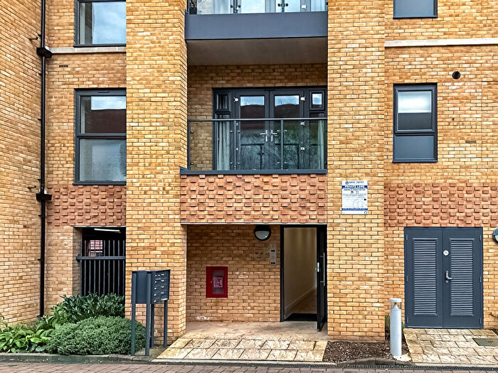 2 Bedroom Flat To Rent In Bracknell, RG12