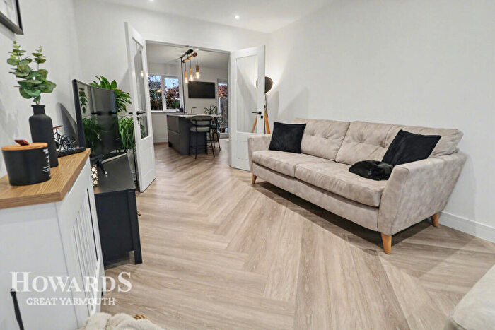 3 Bedroom Semi-Detached House For Sale In Harvest Court, Rollesby, NR29