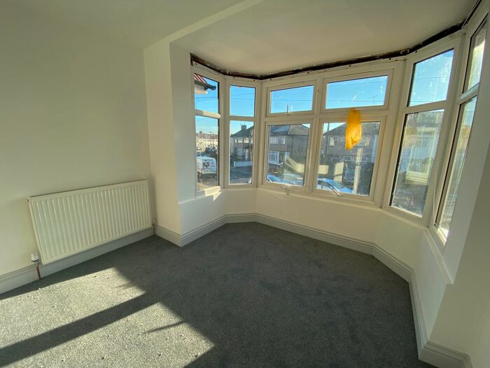 2 Bedroom Flat To Rent In Kingsbridge Crescent, Southall UB1