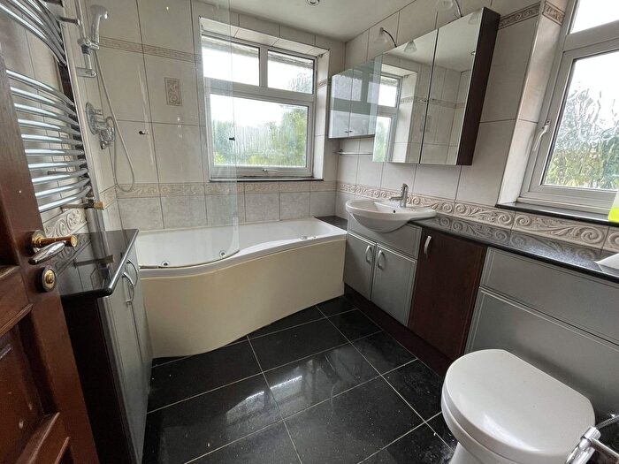 5 Bedroom Semi-Detached House To Rent In Woodrow Close, Greenford, UB6