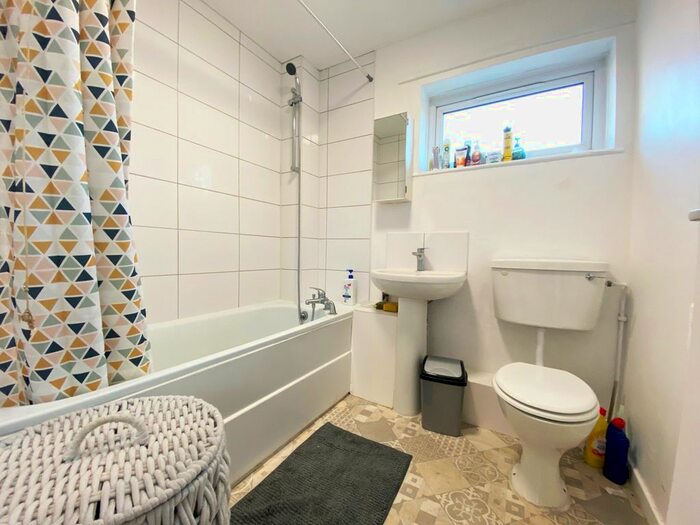 1 Bedroom Flat To Rent In Sycamore Hill, London, N11