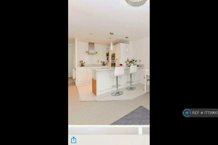 3 Bedroom Flat To Rent In Derwent Close, Amersham, HP7