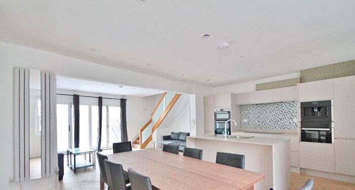 6 Bedroom Semi-Detached House To Rent In Beacon Hill, Camden Town, London, N7