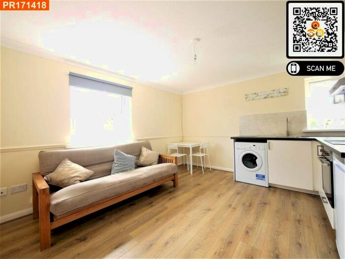 1 Bedroom Flat To Rent In Queens Court, Queens Road, Slough, SL1