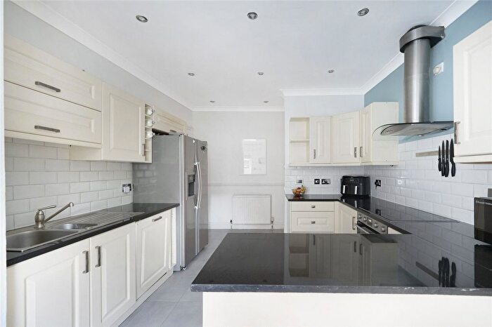 2 Bedroom Flat For Sale In Hainault Road, Leytonstone, London, E11