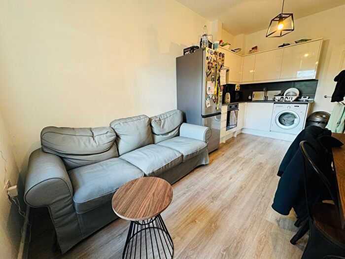 3 Bedroom Flat To Rent In Balham High Road, London, SW12