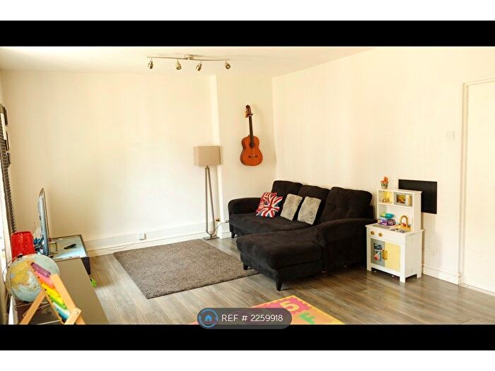 2 Bedroom Flat To Rent In East Dulwich State, London, SE22