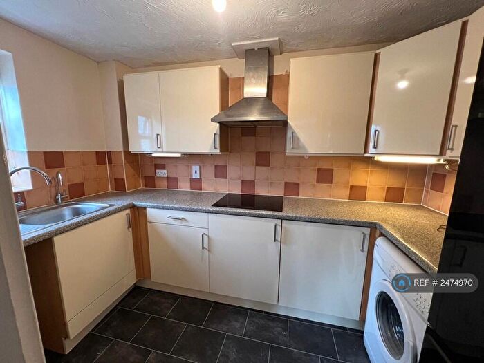 2 Bedroom Flat To Rent In Hurworth Avenue, Slough, SL3