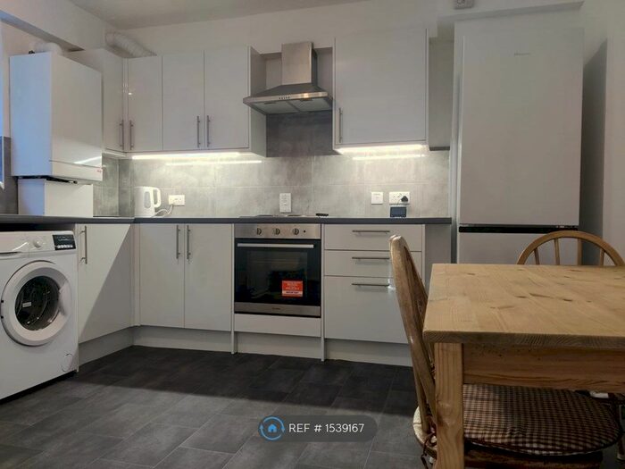 3 Bedroom Flat To Rent In Orchard Court, London, N14