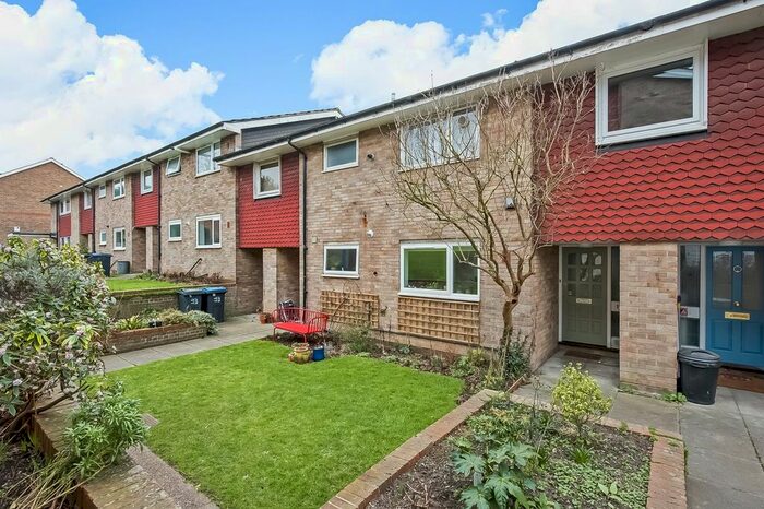 2 Bedroom Flat To Rent In Homelands Drive, London, SE19