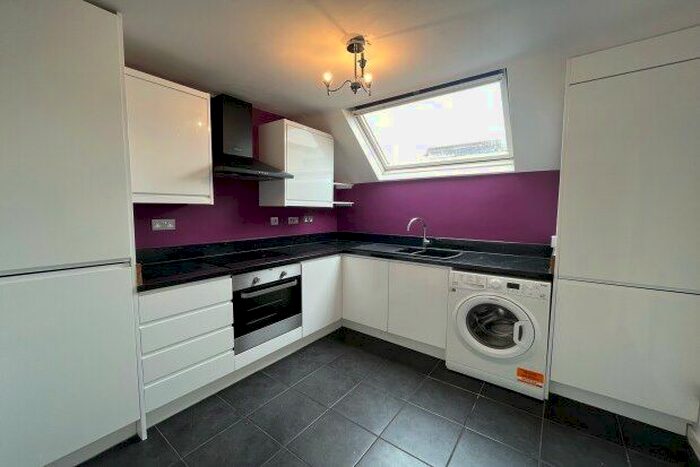 2 Bedroom Flat To Rent In Musters Road, Nottingham, NG2