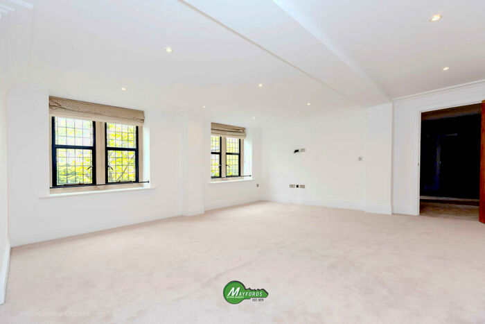 3 Bedroom Flat For Sale In Havanna Drive, London, NW11