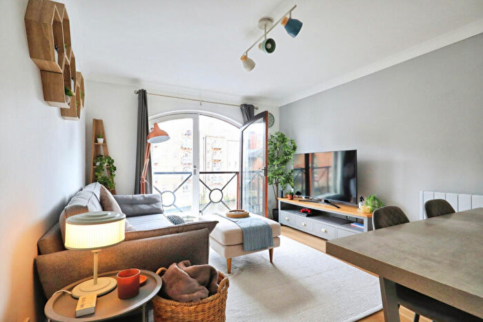 2 Bedroom Apartment To Rent In Riverside Leeds, LS1