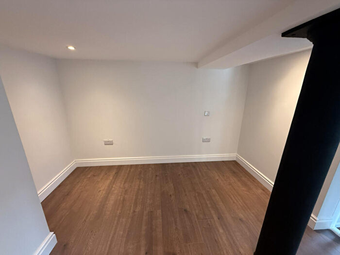 Studio To Rent In - Friern Barnet Road, London, N11
