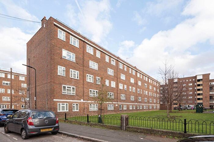 3 Bedroom Maisonette For Sale In Geffrye Estate, Hoxton, London, N1