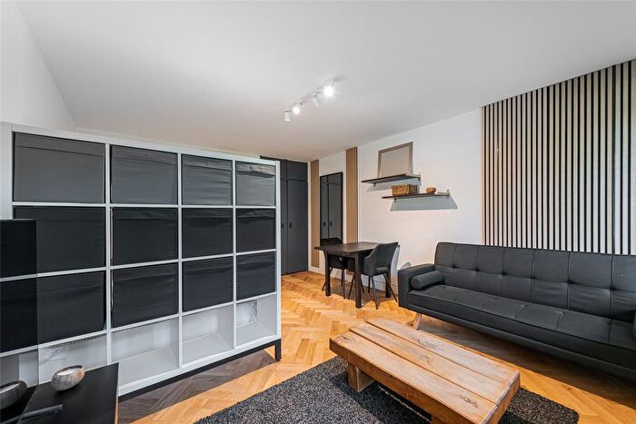 Studio To Rent In Churchill Gardens, London, Uk, SW1V