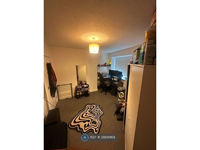 2 Bedroom Flat To Rent In Redmires Court, Salford, M5