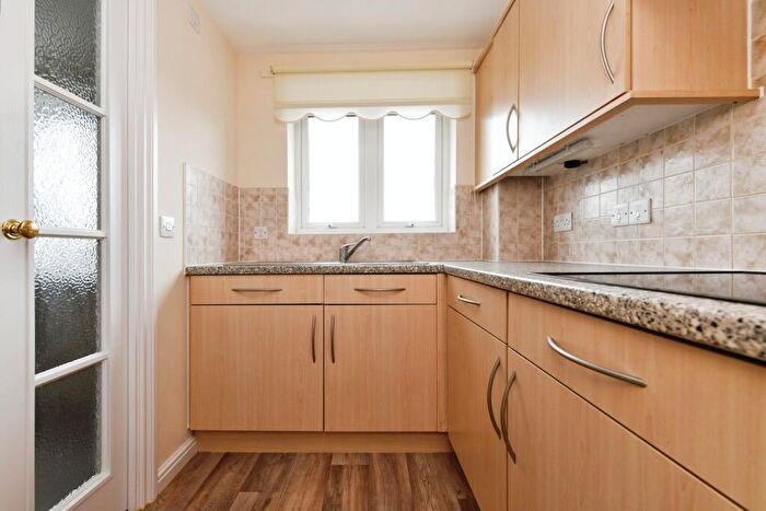 1 Bedroom Flat For Sale In Junction Road, Brentwood, Essex, CM14