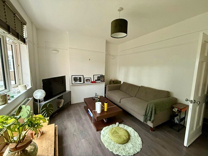2 Bedroom Flat To Rent In Moira Court, London, SW17