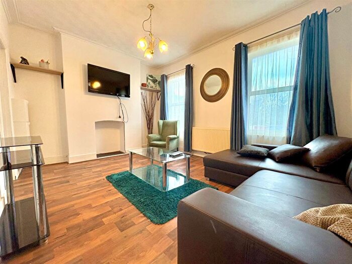 4 Bedroom Flat To Rent In Goldhawk Road, London, W12