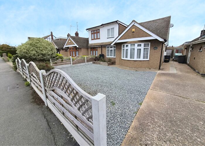 4 Bedroom Semi Detached House For Sale In Oak Walk, Hockley, Essex, SS5