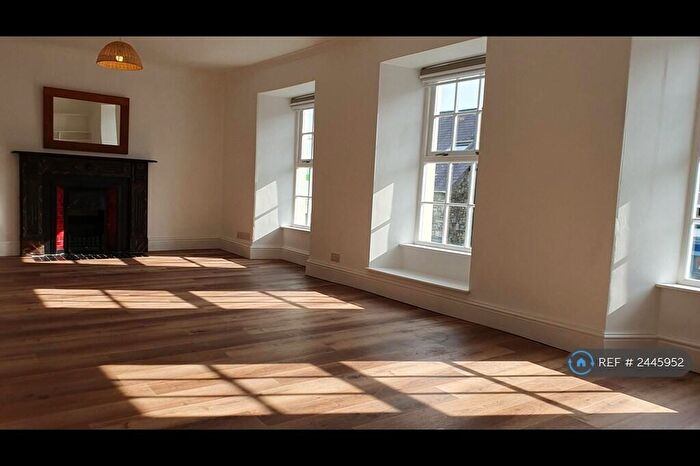 3 Bedroom Maisonette To Rent In Melrose House, Newport, SA42