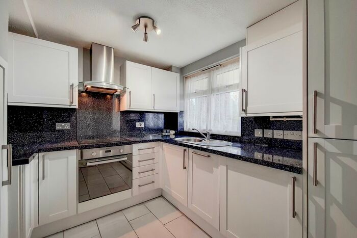 2 Bedroom Flat To Rent In Walton Green, New Addington CR0