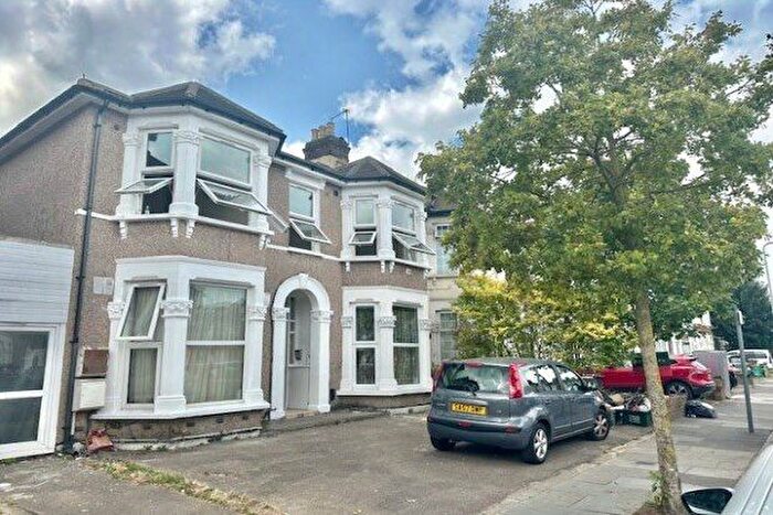 3 Bedroom Flat To Rent In Cambridge Road, Ilford, IG3