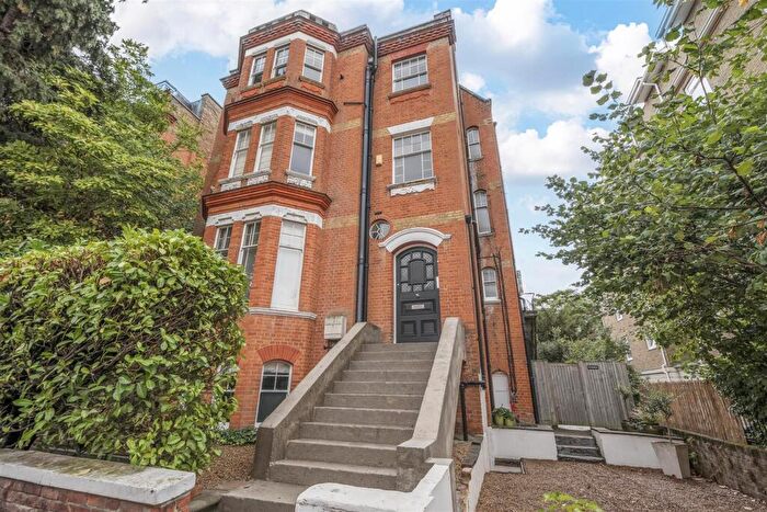 1 Bedroom Apartment For Sale In Claremont Gardens, Surbiton, KT6