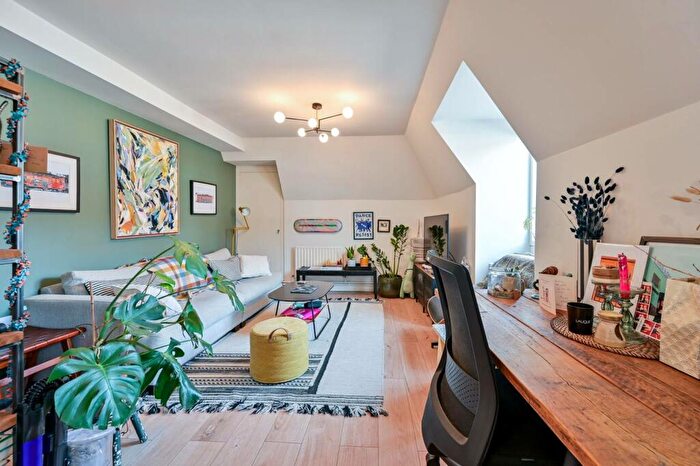 2 Bedroom Flat For Sale In Goldwell House, East Dulwich, London, SE22