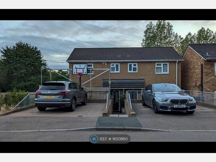 3 Bedroom Semi-Detached House To Rent In Turpins Rise, Stevenage, SG2