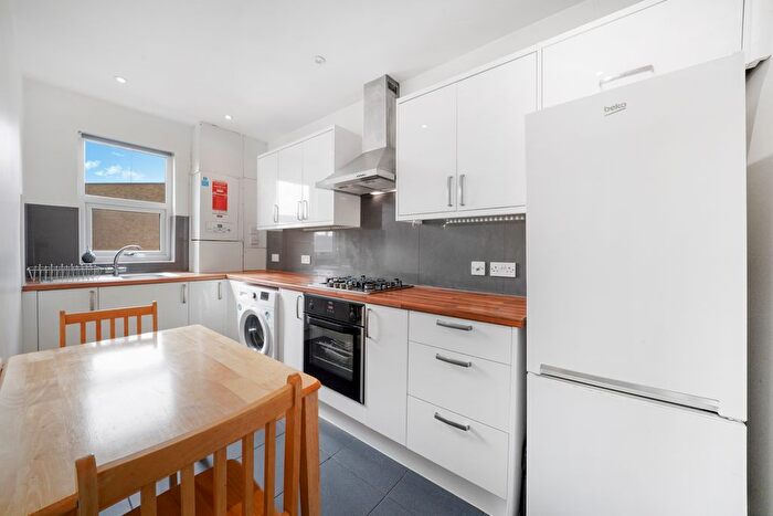 2 Bedroom Flat To Rent In The Avenue, West Ealing, W13