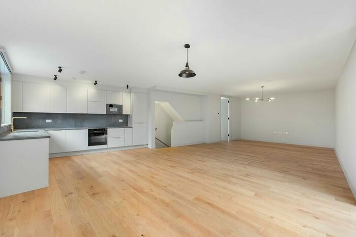 3 Bedroom Semi-Detached House To Rent In Spire Mews, London, N4