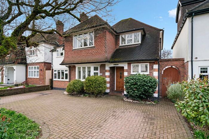 4 Bedroom Detached House For Sale In Cumberland Drive, Esher, KT10