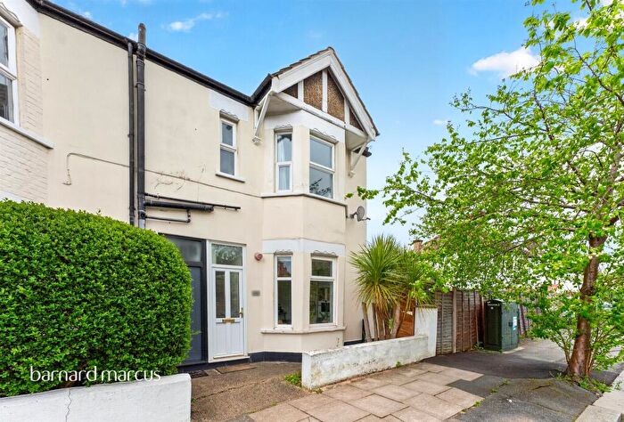2 Bedroom Apartment For Sale In Pembroke Road, London, N10
