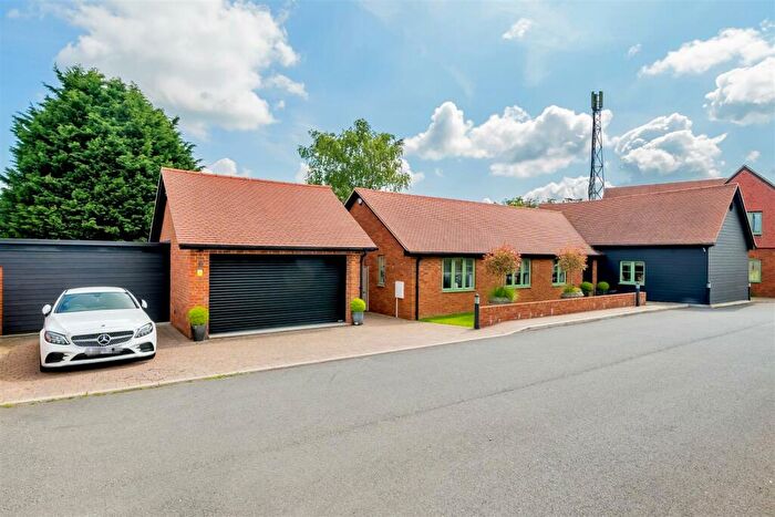 4 Bedroom Detached Bungalow For Sale In Chiltern Hills Close, Aldbury, Tring, HP23