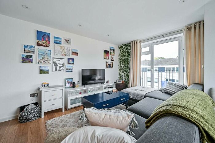 2 Bedroom Flat To Rent In Bacon Street, Shoreditch, London, E2