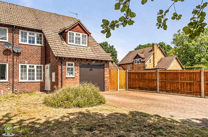 3 Bedroom Semi Detached House For Sale In Sarisbury Close, Tadley, Hampshire, RG26