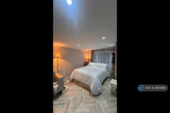 Studio To Rent In The Lodge Nazeing, Essex, EN9