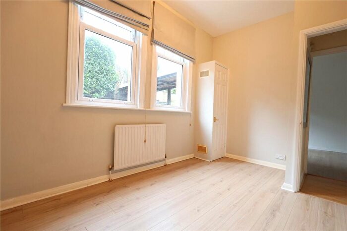 2 Bedroom Apartment For Sale In The Crescent, Farnham, Surrey, GU9