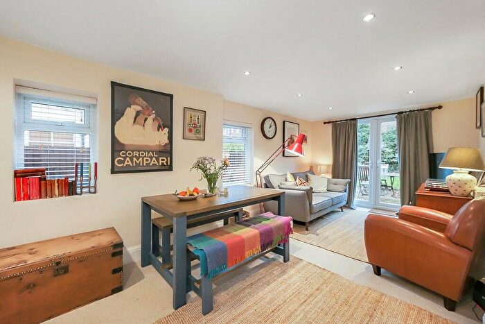 2 Bedroom Apartment To Rent In Cornwall Road, Finsbury Park, London, N4