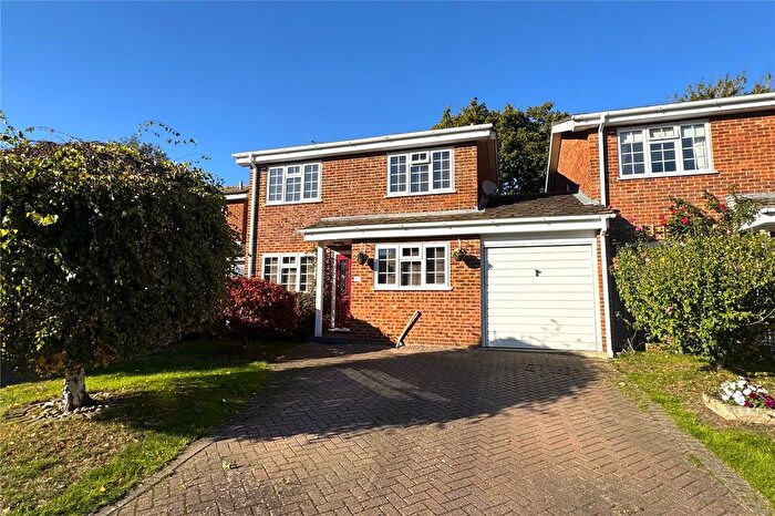 4 Bedroom Link Detached House For Sale In Blackstone Close, Farnborough, Hampshire, GU14