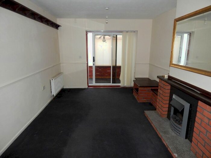 3 Bedroom Semi-Detached House To Rent In West Park Road, Batley, WF17