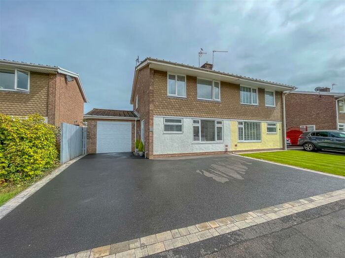 Houses for sale & to rent in NP10 9FJ, Oak Road, Rogerstone Newport