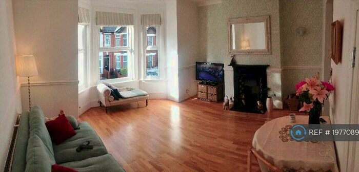 2 Bedroom Flat To Rent In Long Lane, London, N3