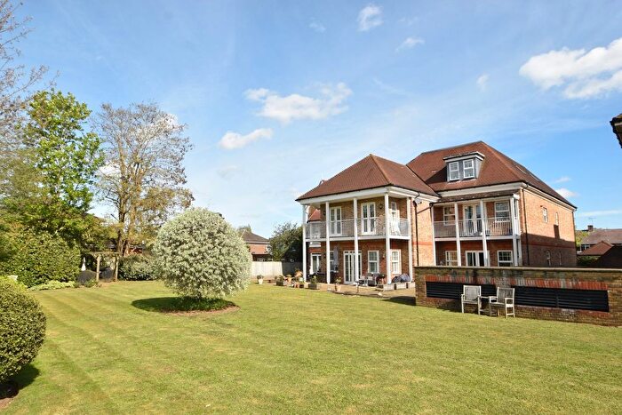 2 Bedroom Flat For Sale In Oatlands Chase, Weybridge, KT13