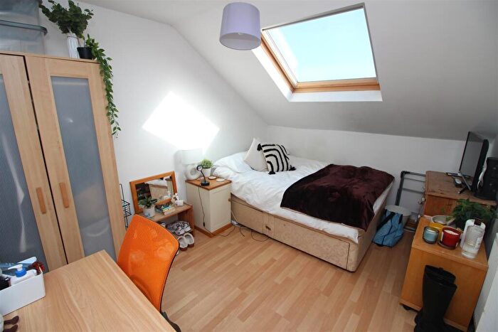 6 Bedroom Maisonette To Rent In Myrtle Grove, Newcastle Upon Tyne, NE2