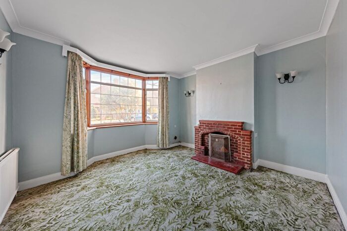 3 Bedroom Semi-detached House For Sale In Begbie Road, London, SE3
